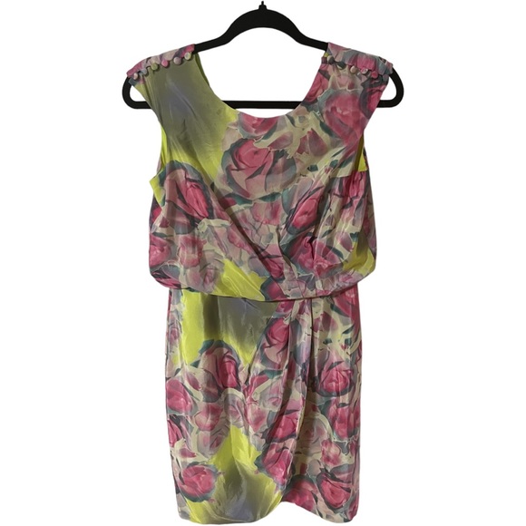 Jessica Simpson Dresses & Skirts - A gorgeous dress by Jessica Simpson in size 2